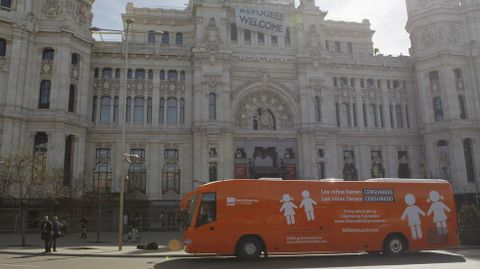 El nuevo autobús que HazteOir ha puesto hoy en marcha con los lemas «Los niños tienen CENSURADO. Las niñas tienen CENSURADO»