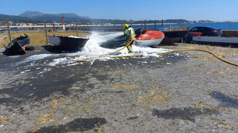 Incendian unas lanchas en el muelle comercial de Ribeira