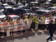 Los preferentistas levantan las manos delante de los juzgados de Vigo