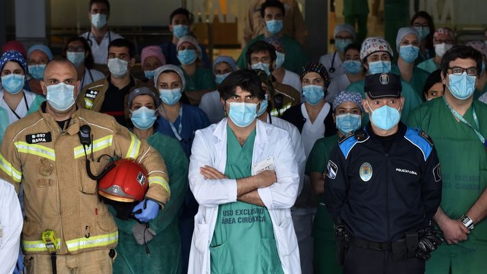 25 de abril. Minuto de silencio de sanitarios del Chuac, acompañados de los servicios de emergencias, por sus compañeros fallecidos
