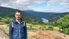 El escultor Noel P�rez Falagan, en la aldea de Cristosende