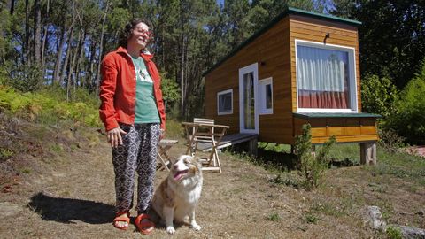 La canadiense Anne Lanevschy, con Nala, delante de una de las «tiny house» que revistió con la madera de cedros de su abuelo.
