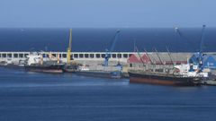 A tripulaciones de mercantes como estos atracados en el puerto exterior de A Coruña (foto de archivo) asiste la entidad benéfica que elabora la encuesta trimestral sobre el bienestar de los marinos