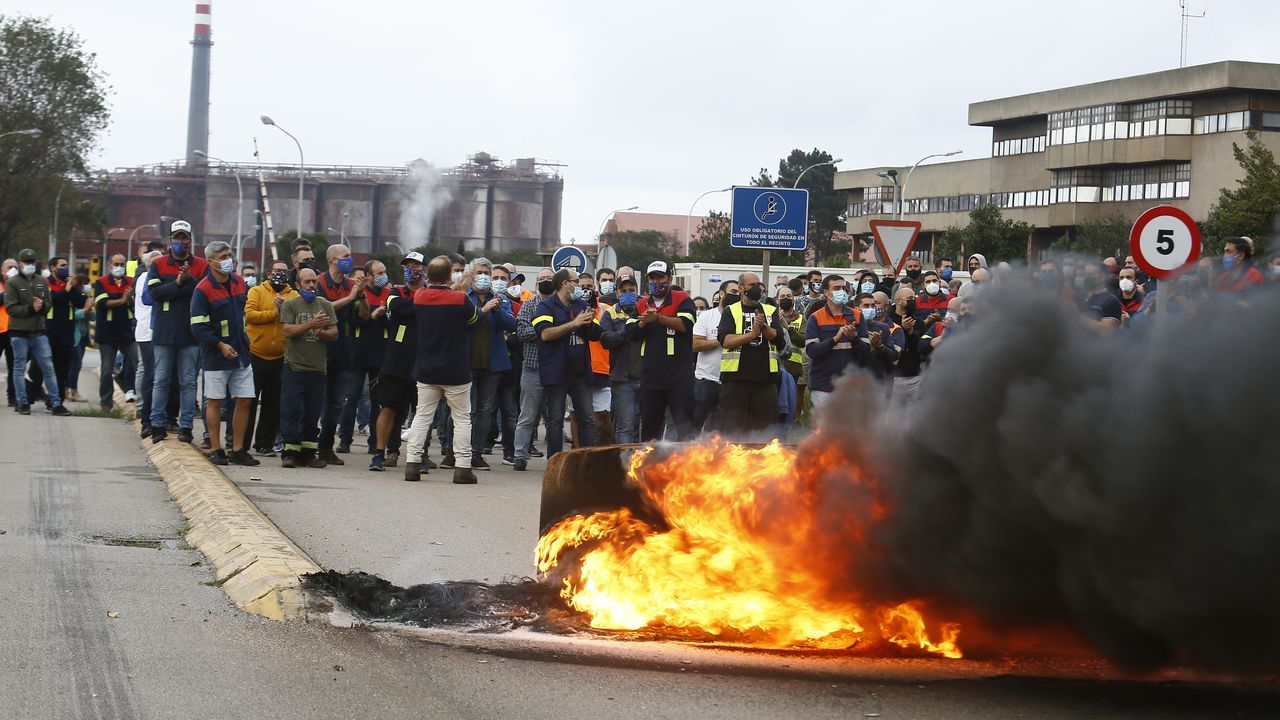 Manifestación frente a las puertas de la fábrica de Alcoa en Lugo.