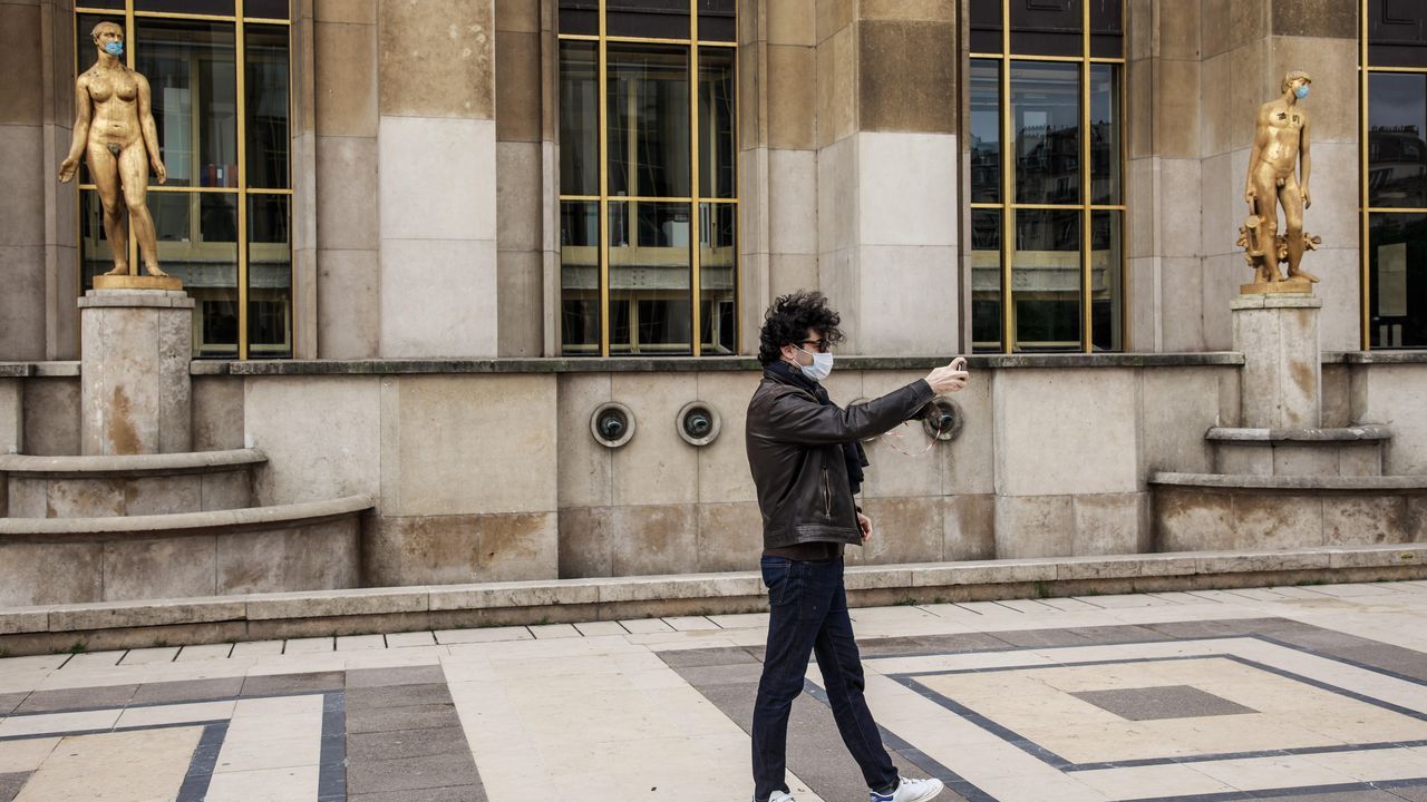 Fernando Sim�n analiza la situaci�n del coronavirus en Espa�a.Un hombre en una protesta en Berl�n contra las restricciones, con una braga a modo de mascarilla y un cartel sobre la protecci�n.