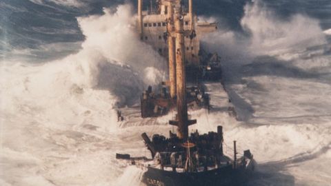 El Casón, poco antes de hundirse por completo tras explosionar el 10 de diciembre del 1987