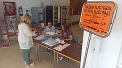 Una vecina de Monforte ejerce su derecho al voto