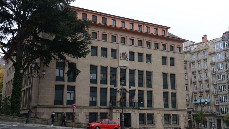 Un hostelero de O Carballiño que vendía cocaína oculta en huevos Kinder acepta dos años de cárcel y el pago de una multa de 12.000 euros