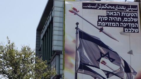 En una calle de Tehern hay un cartel antiisrael en el que se puede leer la frase:  La prxima bofetada ser ms dura  