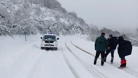 La Guardia Civil asistió a los pocos peregrinos que caminaban por la montaña de Lugo este miércoles.