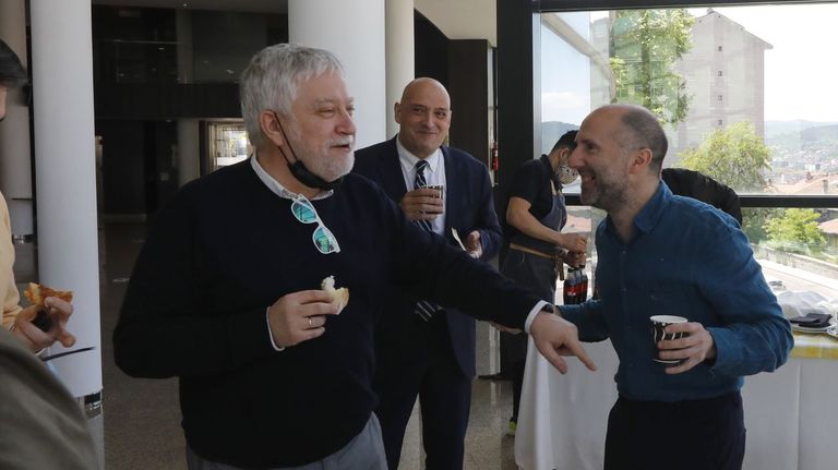 Los asistentes al pleno fueron invitados a las 14.00 horas a unos pinchos por el Concello. Los ediles de los diferentes grupos aprovecharon para reponer fuerzas y confraternizar entre ellos. Hasta Miguel Caride y Gonzalo Pérez Jácome (en la foto) compartieron charla y risas