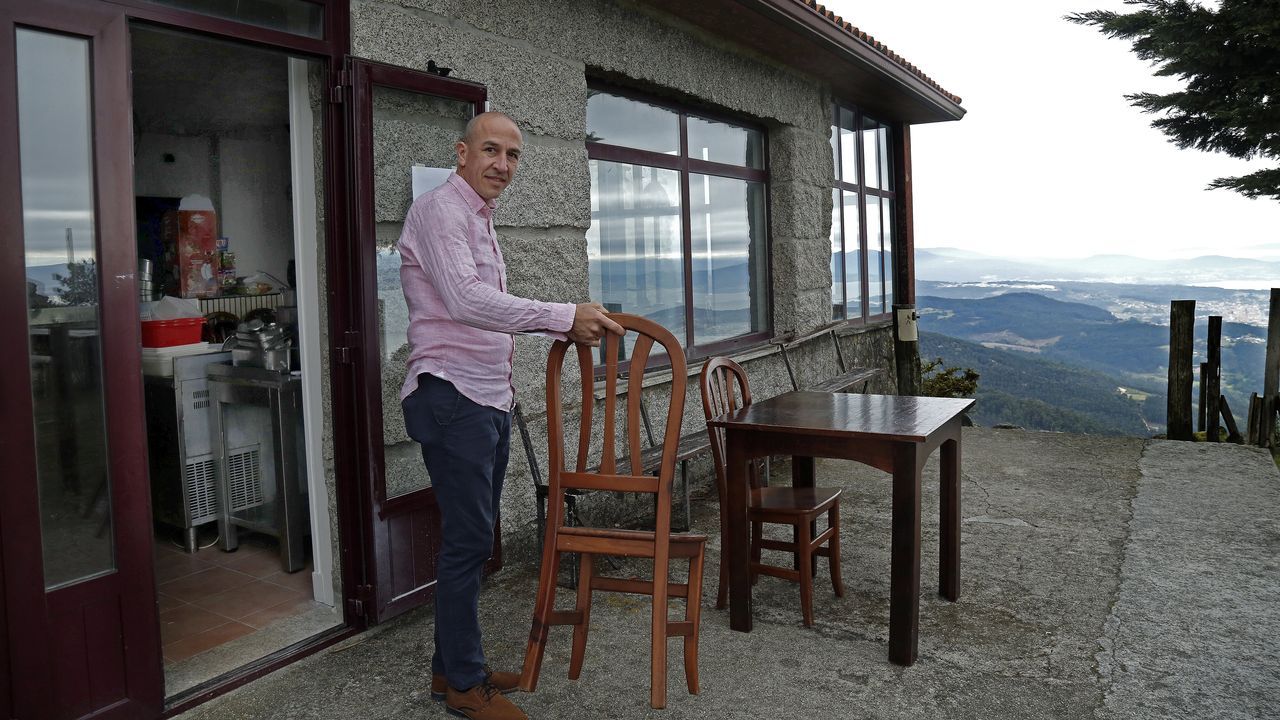 El equipo del restaurante Toxotiene todo a punto para abrir en Ourense.Cristian Zimmer abre el bar del Mirador de la Curota este sbado, 9 de abril