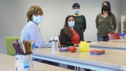 En primer plano, Chelo Neira, directora del centro, y Paula Castro, usuaria que sufrió violencia machista. Detrás, dos trabajadoras del centro