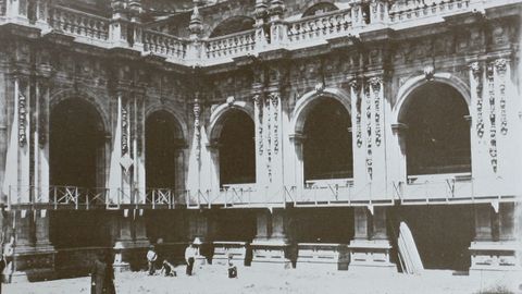 Preparativos no claustro da Catedral para o Congreso Eucarstico de 1896 en Lugo