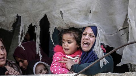 La hija y la hermana de uno de los milicianos palestinos fallecidos ayer lloran durante los funerales en Gaza