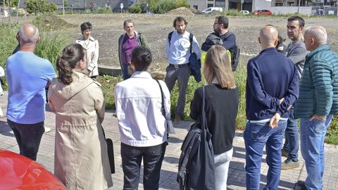 Reunin de tcnicos del Concello de Pontevedra y de la constructora GOA en los terrenos donde se levantar la residencia financiada por la Fundacin Amancio Ortega