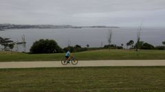 Un ciclista paseando por el parque de las 13 Rosas, el ltimo gran pulmn verde construido entre Bastiagueiro y As Galeras.