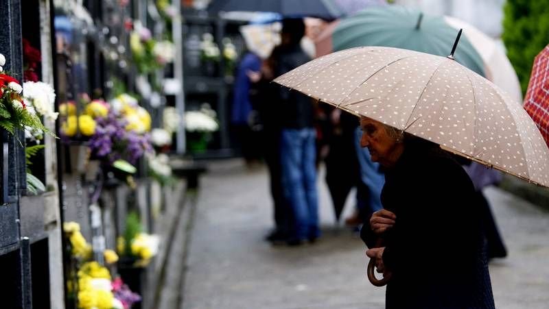 El embajador, Eugenio Mart�nez, segundo por la derecha y el c�nsul, Jos� Antonio Losada, primero por la izquierda, visitaron la casa natal de �ngel Castro en L�ncara.