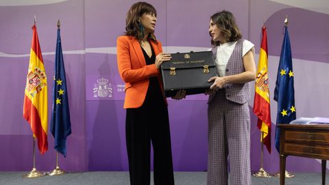 La hasta ahora ministra de Igualdad, Irene Montero (d), traspasa su cartera de Igualdad, a la hasta ahora concejala de Cultura y Turismo en el ayuntamiento de Valladolid, Ana Redondo (d), en la sede del Ministerio de Igualdad