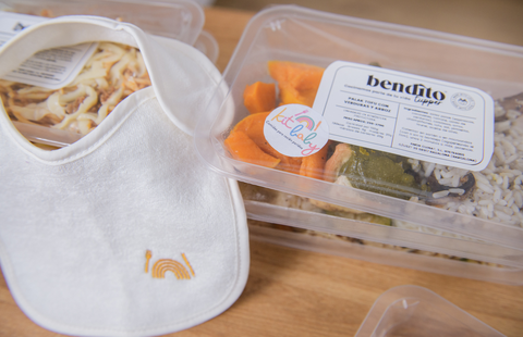 Tuppers de Bendito Tupper con uno de los baberos que incluyen los Kit Baby