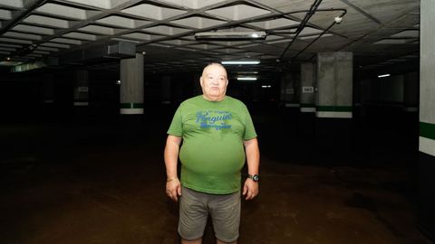 Jos Freire, en el garaje del edificio afectado por las inundaciones, dice que el congelador que tena en su trastero probablemente est averiado 