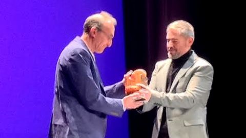 Gerardo Sánchez, director de «Días de cine», recoge el Premio de Honor del FICX de manos de Nacho Carballo