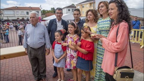 Foto de familia de las autoridades en la Feira da Rosca de Sober