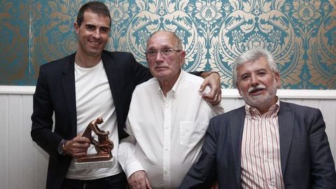 El exjugador del Ourense y entrenador, Gaizka Garitano, junto con Luis Soria y Rosendo Luis Fernández.
