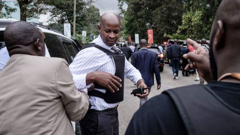 Miembros de las fuerzas de seguridad se aproximan a la zona donde se produjo la explosión y los disparos, en un hotel de Nairobi, en Kenia
