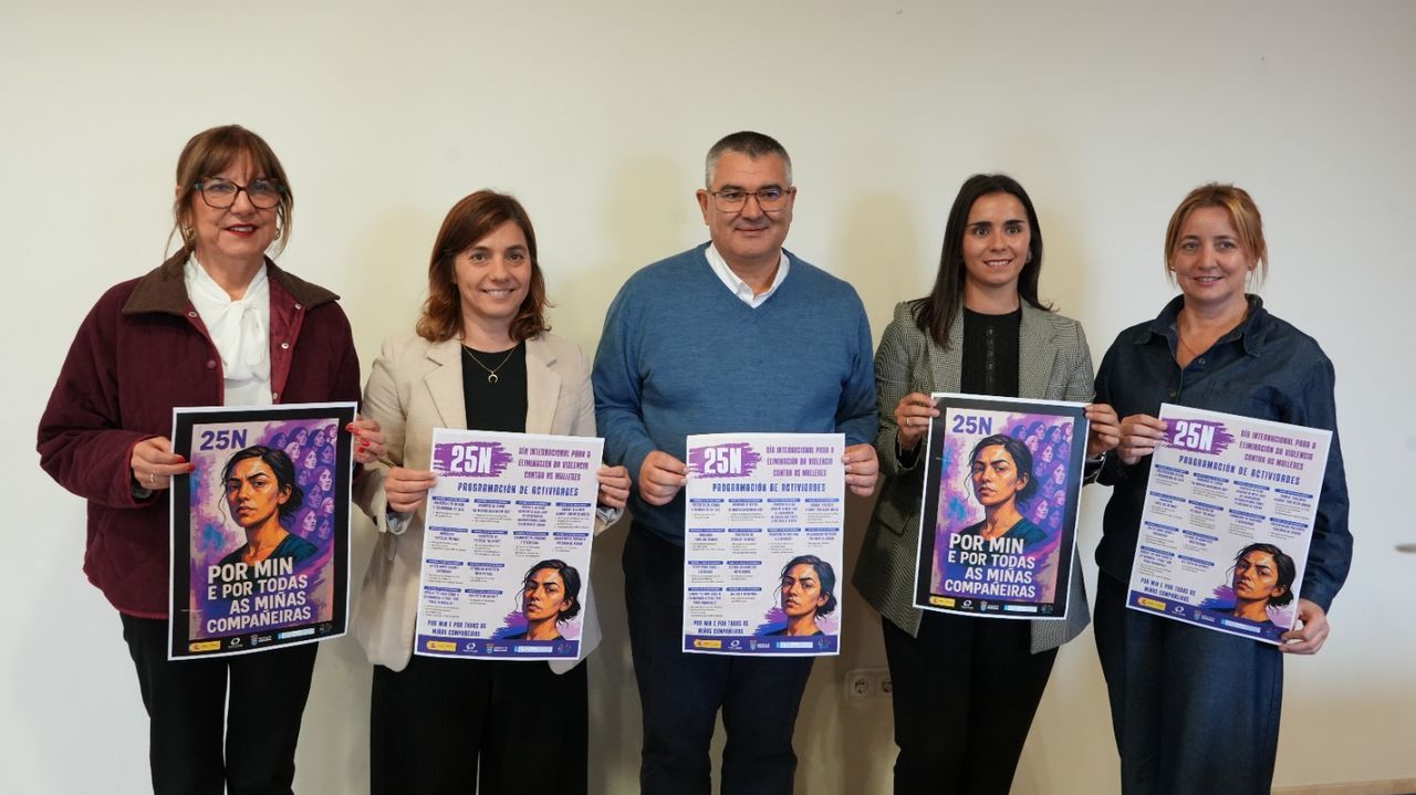 De izquierda a derecha, Xosé Luis Paz, Pepita Suárez, Rosita Millet, Elvira Pisos y Unai González, todos ellos directivos de la asociación Francisco Lorenzo Mariño de Aguiño.