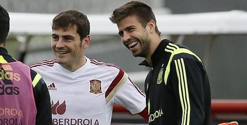 Iker Casillas con Gerard Piqué.Iker Casillas con Gerard Piqué en un entrenamiento de la Selección