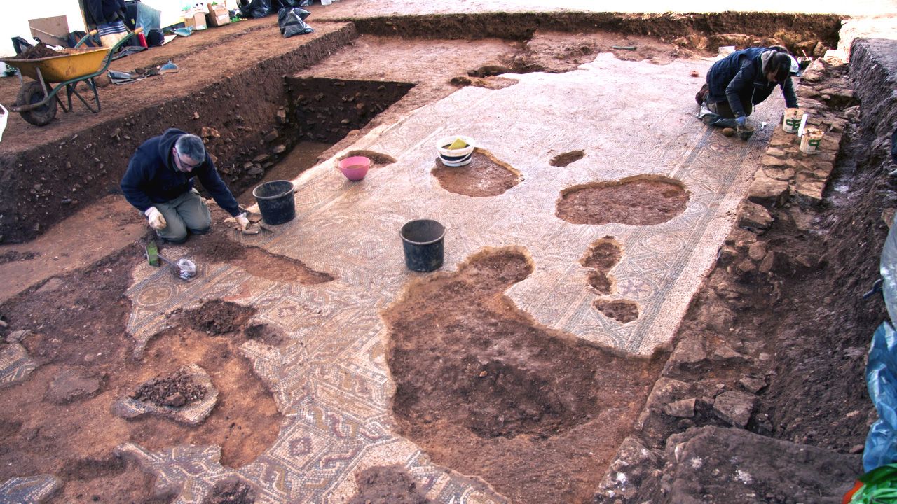 Im�genes de una excavaci�n minuciosa.Glorieta Luis Oliver de Oviedo, que conecta la AS-II con los barrios de Ciudad Naranco y Teatinos