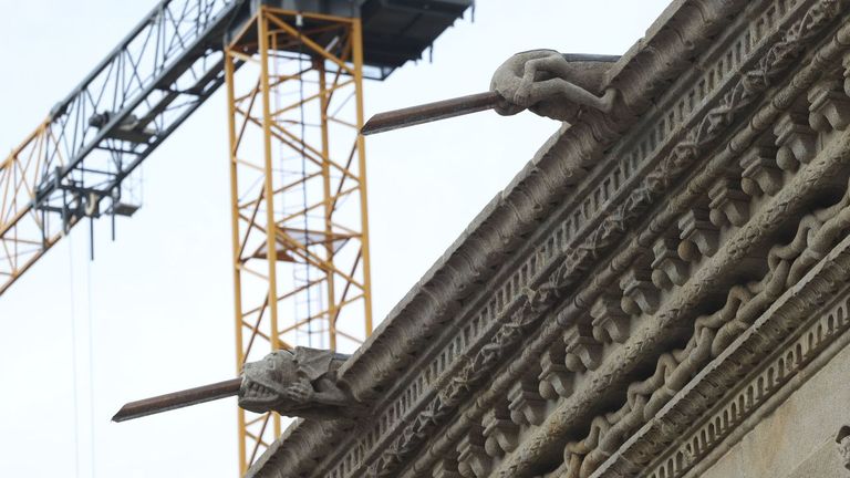 El conselleiro de Cultura sobre las gárgolas del Hostal: «<span lang=