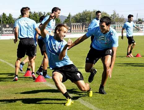 Una silla de cinco metros en Lugo.El buen ambiente rein� en el entrenamiento del Celta antes del primer partido.