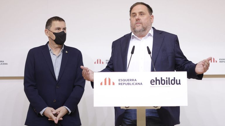El líder de EH Bildu, Arnaldo Otegi, y el de ERC, Oriol Junqueras, en rueda de prensa tras la reunión que celebraron el pasado mes de febrero en Barcelona