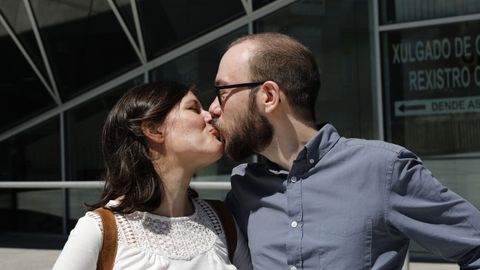 Laura y Miguel, recin casados a la salida del edificio judicial de Ourense