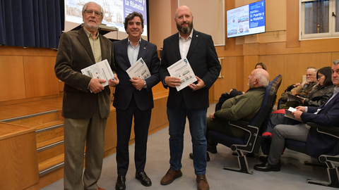 Andr�s Garc�a Pascual, Mart�n Prado y Jos� Luis Rey Barreiro en la presentaci�n este martes del noveno cuaderno del Puerto, dedicado a la filatelia