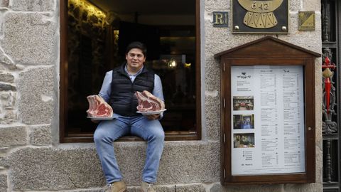 Jos Ribas lleva 17 aos al frente del popular O'42, en la ra do Franco. En el 2014 abri en el Preguntoiro el Milongas, el primer local de una cadena que suma en siete aos otros cinco restaurantes por Galicia. Yo trabajo y roto por todos pero siempre vuelvo al O'42. Esta es mi casa, destaca