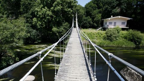 Puente colgante que da acceso a la isla de Seivane, en Outeiro de Rei.