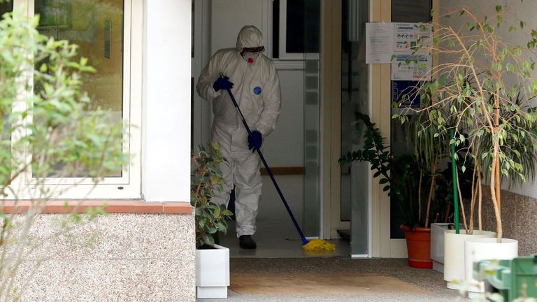 Trabajos de desinfección en la residencia de ancianos de Grado