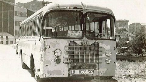 Imagen de hace dcadas de un autocar de La Montaesa, de marca Nazar, en Vilalba, con la torre de los Andrade al fondo