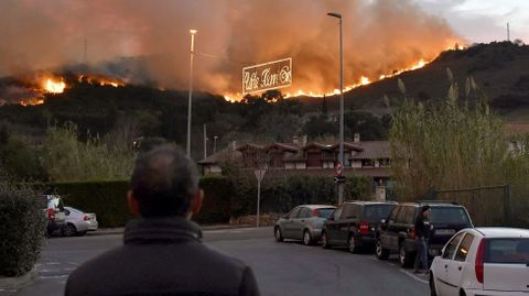  El fuego desatado ayer por la tarde en la localidad vizcana de Berango, Vizcaya, sigue activo hoy por la maana y avanza hacia Sopelana a pocos metros de viviendas y polgonos industriales de la zona.