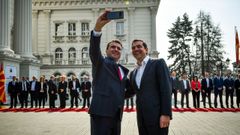 Tsipras y Zaev se hicieron un selfi en Skopie
