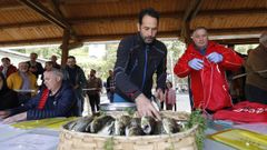 Brilla la Festa da Troita: el pesaje de las piezas capturadas en el concurso de pesca