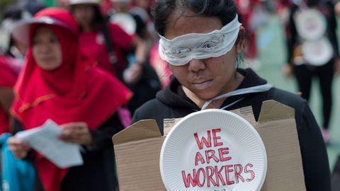 Trabajadores domsticos migrantes participan en la manifestacin convocada con motivo del Primero de Mayo en Hong Kong (China). Segn los convocantes, cerca de 4.000 personas de diferentes sindicatos han participado en las protestas para exigir una mejora en las condiciones laborales de los trabajadores.