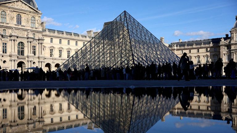 Los ladrones del Louvre lograron escapar por 30 segundos
