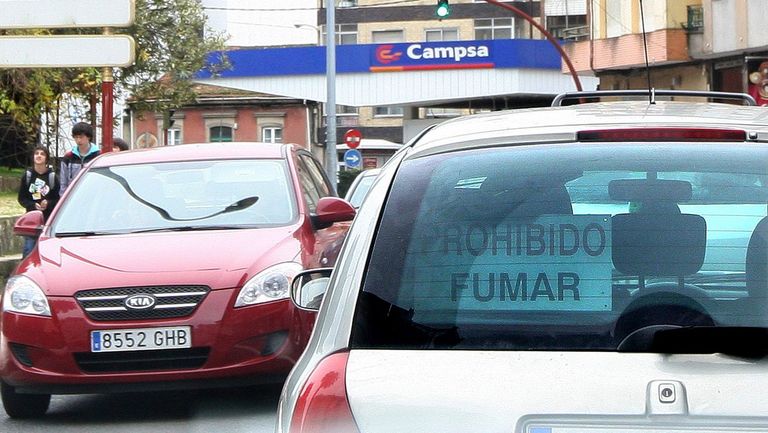 Fumar medio cigarrillo en el coche genera una contaminación diez veces superior a lo saludable