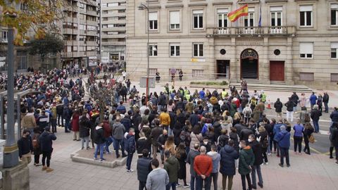 La manifestación de transportistas de este jueves, en el momento de su llegada a la Subdelegación del Gobierno.