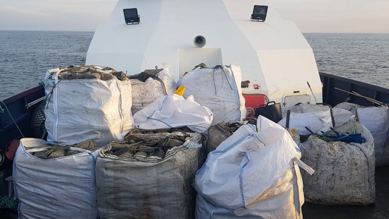 Gardacostas retiró 36.000 aparejos y 27.477 kilos de productos en las casi 10.000 inspecciones que realizó en el 2025