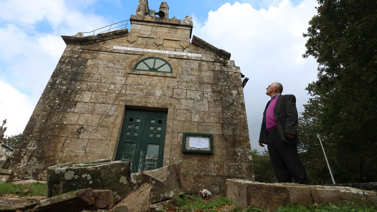 Un rayo destroza el campanario de la iglesia de Santa Cristina de Fecha